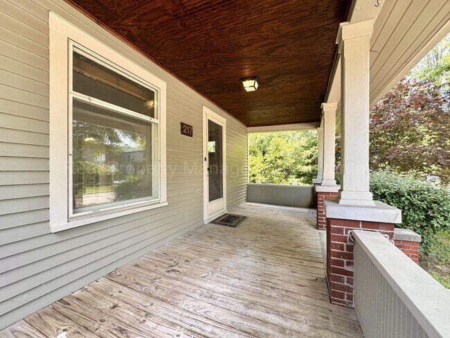 Building Photo - Craftsman Style, Modern Amenities Steps from Main St.