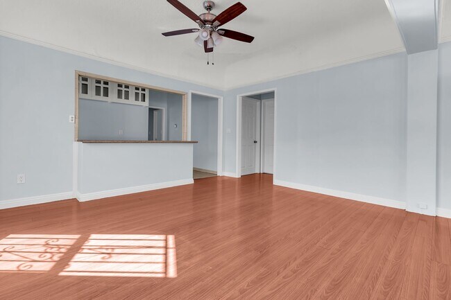 Building Photo - 640 E 54th St