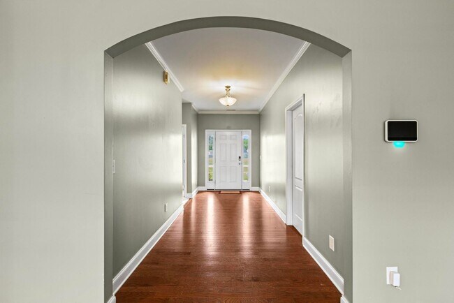 Building Photo - 3 bedroom Ranch Available Now!