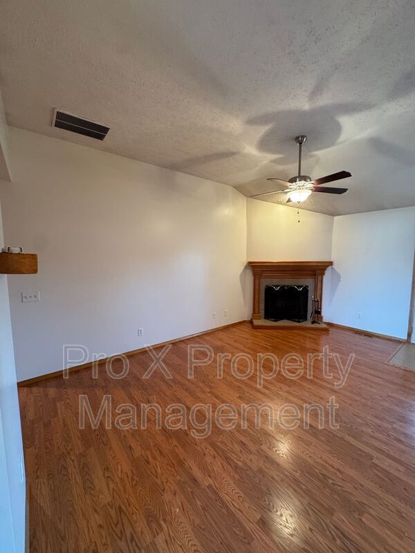 Foto del edificio - 841 S Hazelnut Ave