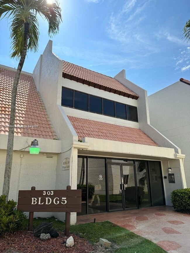 Building Photo - 303 Racquet Club Rd