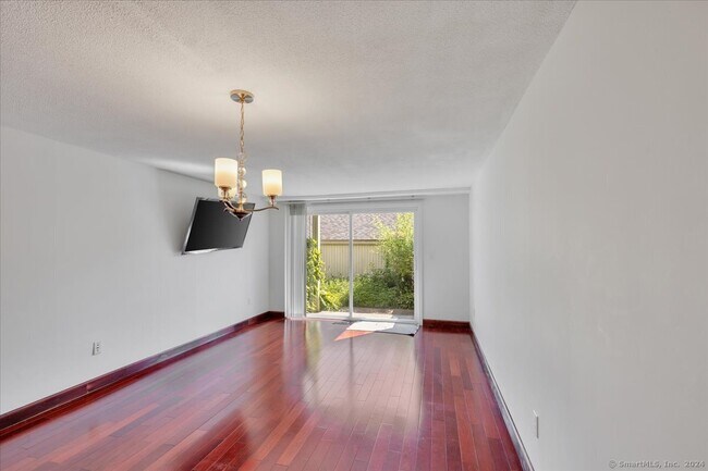 Foto del edificio - 369 Walden Green Rd