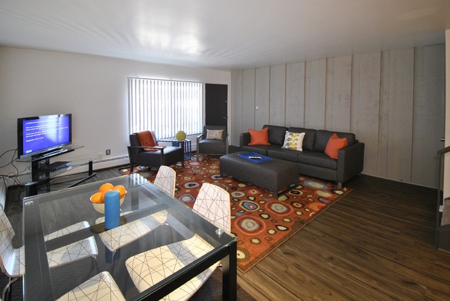 Building Photo - Carriage House Apartments