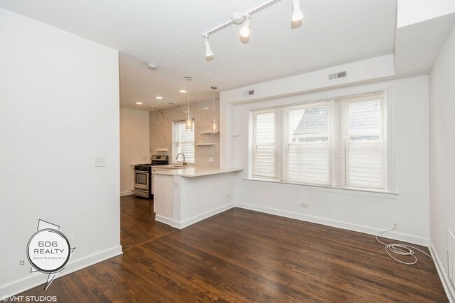 Building Photo - Hot Logan Square Apartments!