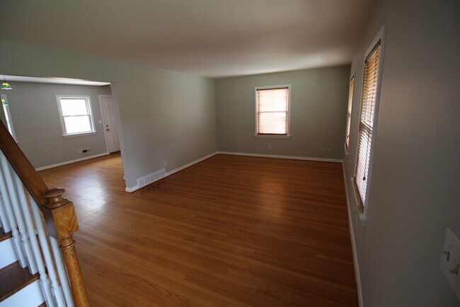 Foto del edificio - Four bedroom home just minutes from downto...