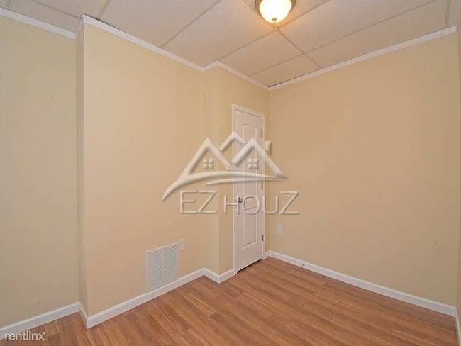 Building Photo - 3 br, 1 bath Apartment - 1633 N Spring St