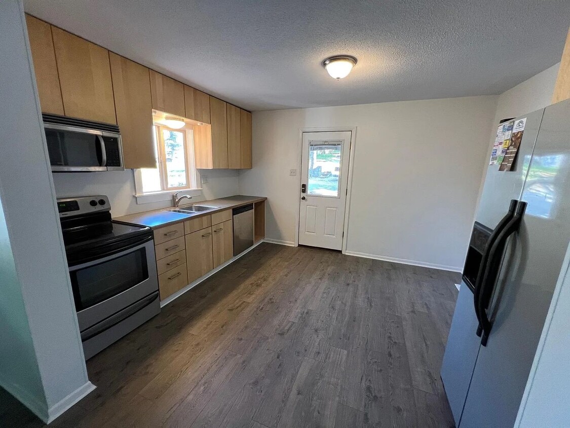 Foto principal - FOR RENT: Charming 2-Bed, 2-Bath Single-Fa...