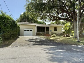 Building Photo - 2841 SW 33rd Ave