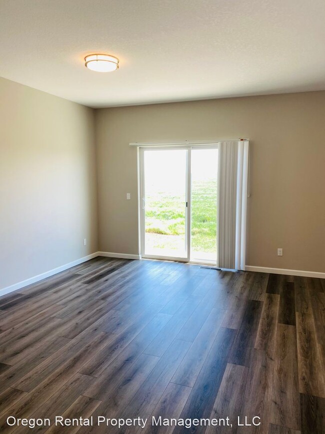 Building Photo - 3 br, 2 bath House - 591 SE Palomino St