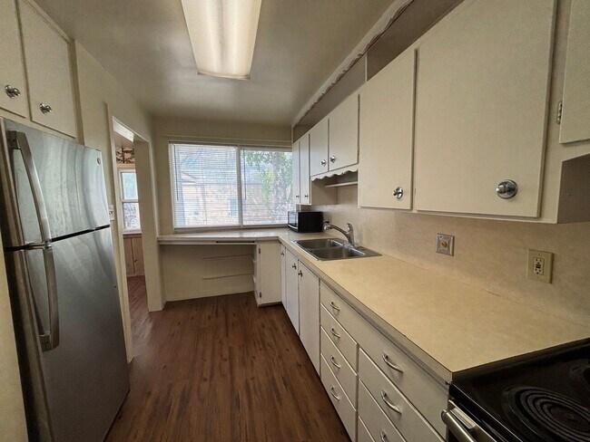 Building Photo - 424 N 13th Ave