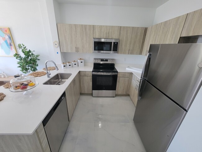 Building Photo - 935 SW 72nd Ave