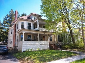 Building Photo - 689 Allen St