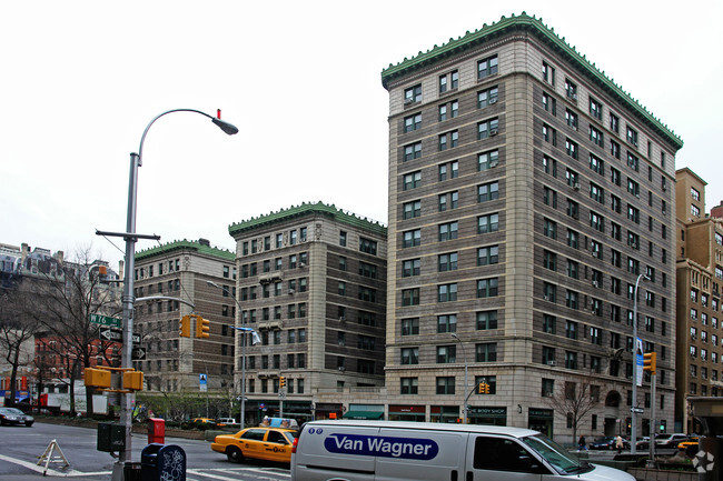 Building Photo - Astor