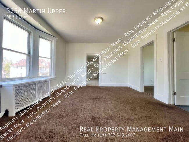 Building Photo - Martin St. 4 Bedroom