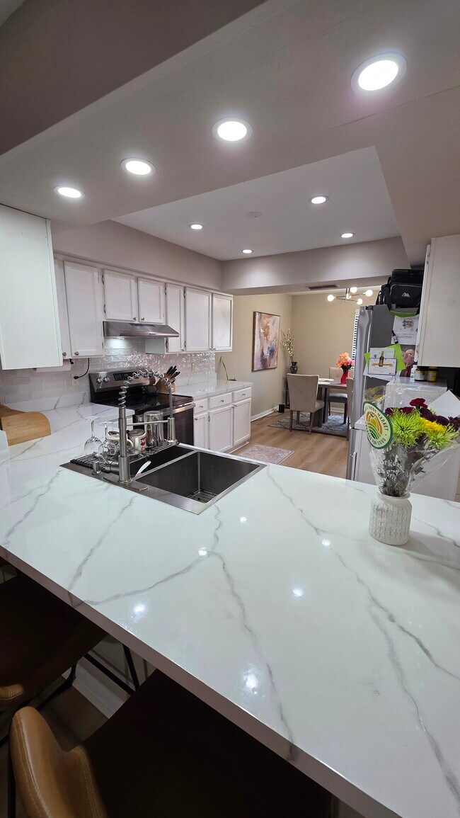 Building Photo - 16084 Dawnview Dr