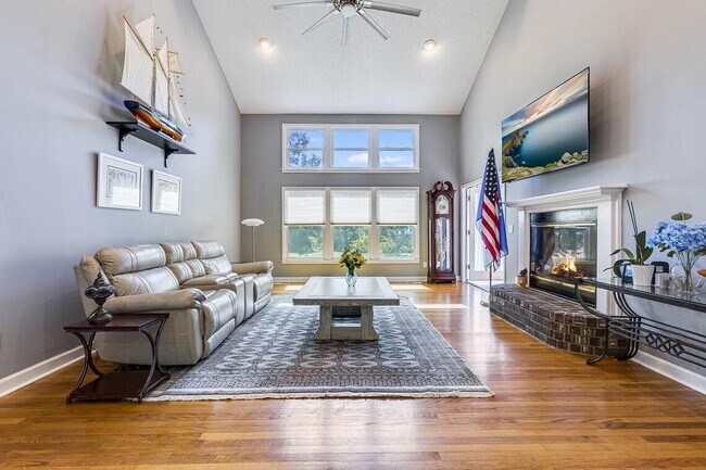 Building Photo - 329 Santee Dr
