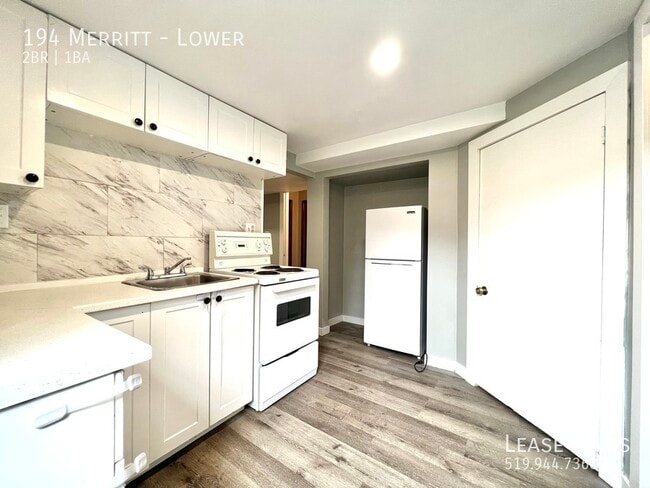 Building Photo - Updated 2 Bed 1 Bath Lower w Private Entra...