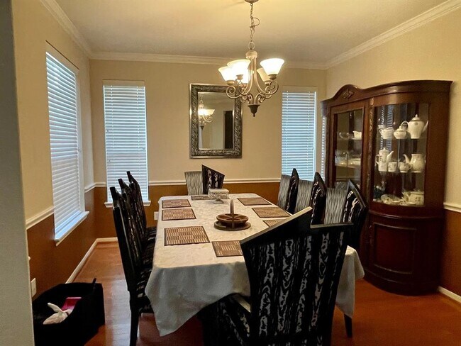 Foto del edificio - 4422 Roundtree Ln