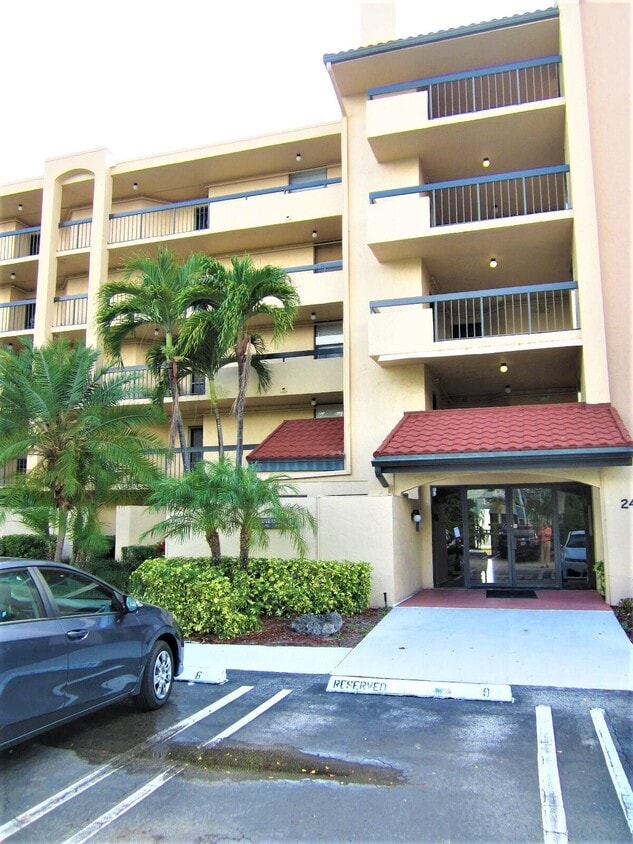 2455 Lindell Blvd Unit 3208, Delray Beach, FL 33444 Condo for Rent in