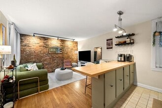 Building Photo - 10 Henchman St