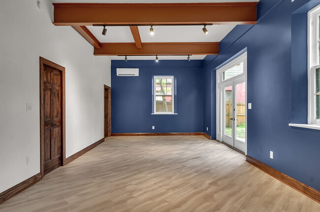 Building Photo - 444 Linwood Ave