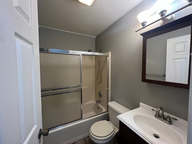 Building Photo - TWIN LAKES 3 BEDROOM 2 BATH!