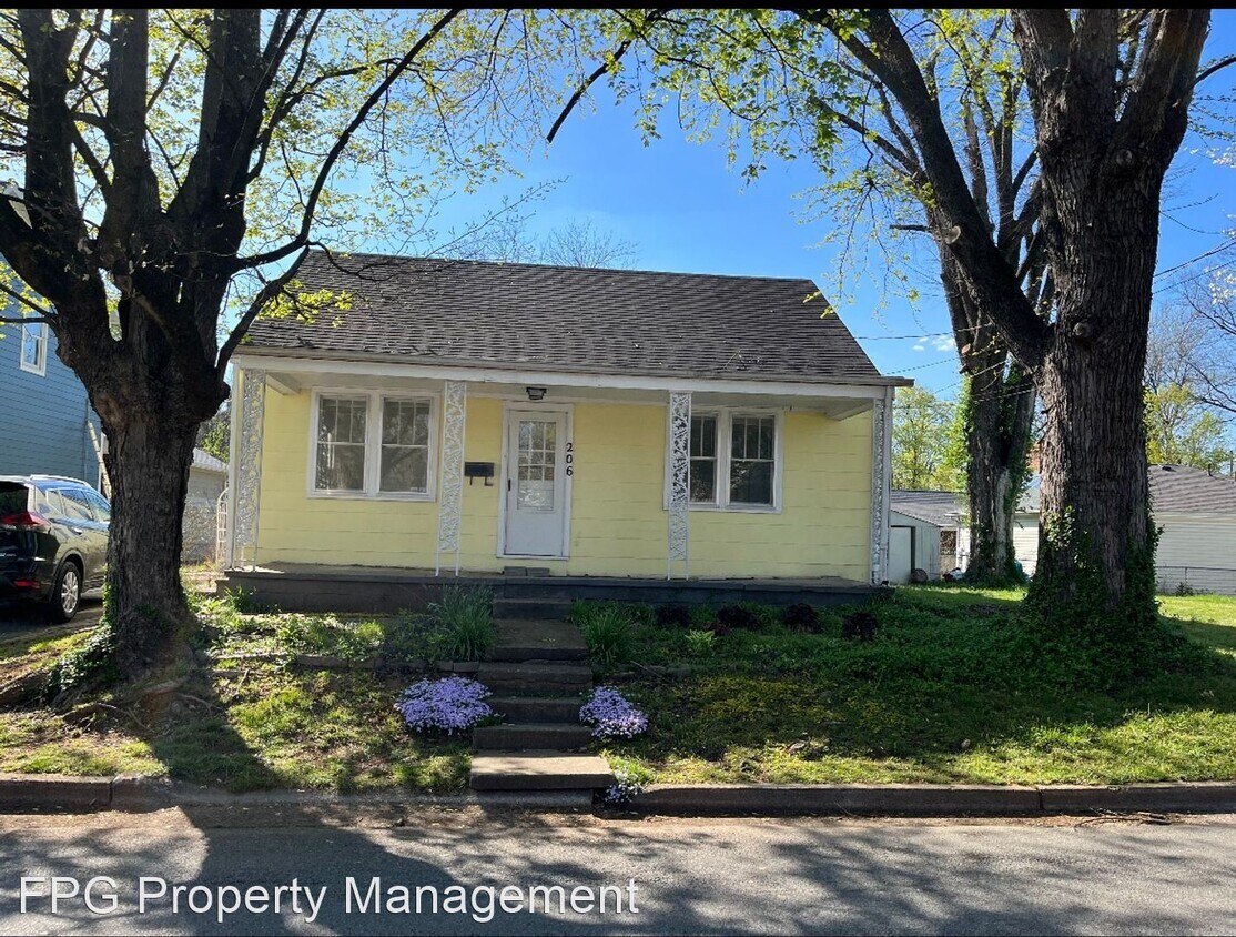 Primary Photo - 3 br, 1 bath House - 206 S 2nd St