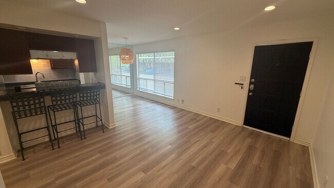 Foto del edificio - Gorgeous Condo nestled right on Lady Bird Lake!