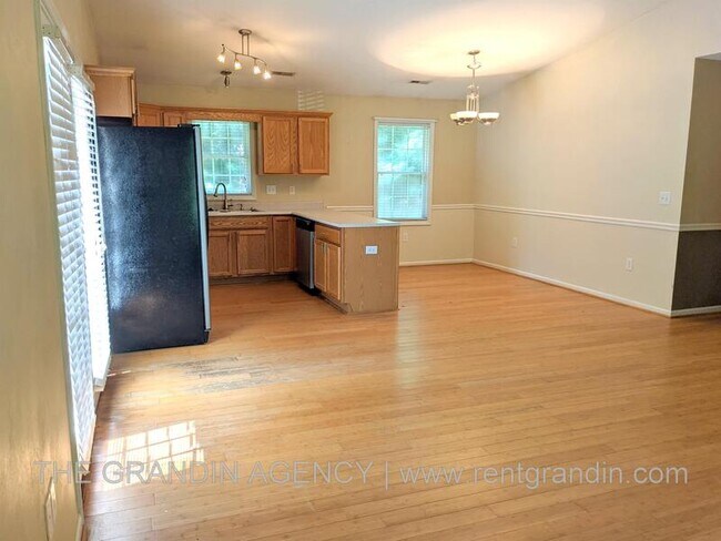 Building Photo - 1470 Pine Bluff Dr