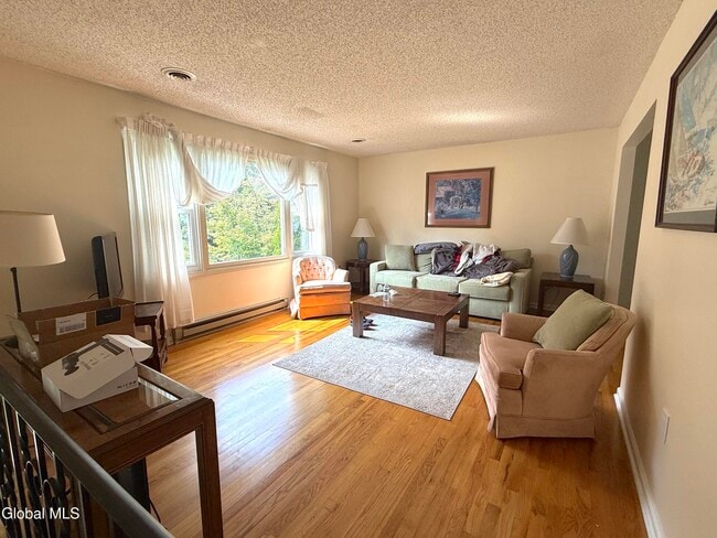 Foto del edificio - 12 Lakewood Dr