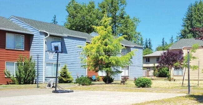 Building Photo - Bright & Updated 3 Bedroom Apartment with Patio in Portland