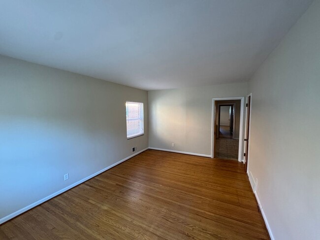 Building Photo - 121 McArthur Dr