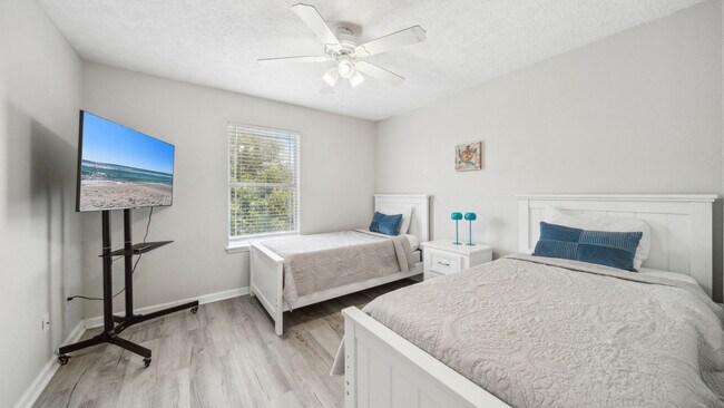 Building Photo - 5726 Beach Dr