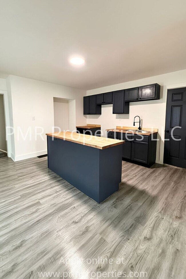 Foto del edificio - 6 Bedrooms / 3.5 Bathrooms House