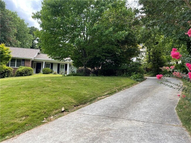 Foto del edificio - 1351 Old Johnson Ferry Rd NE