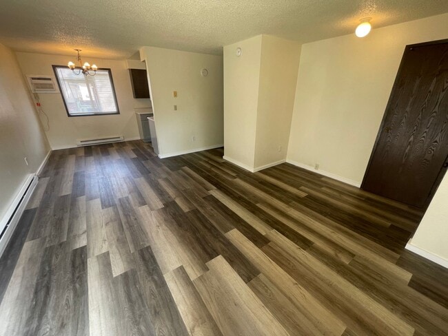 Building Photo - Ground Floor 2 Bed, 1 Bath near Upriver & ...