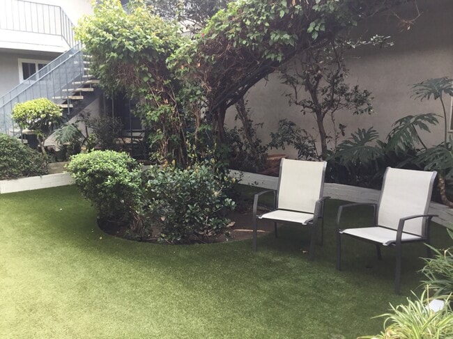 Building Photo - 1632 Barry Ave