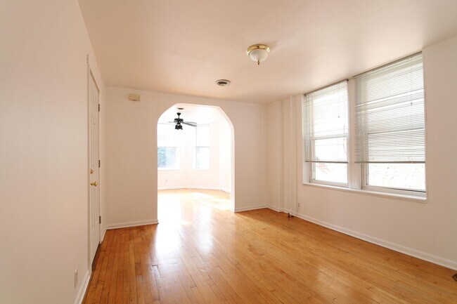 Building Photo - 835 S Laflin St