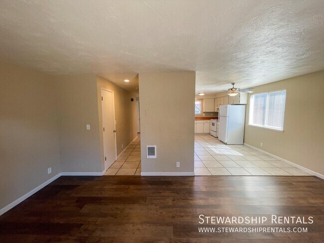 Building Photo - 757 N Cloverleaf Loop