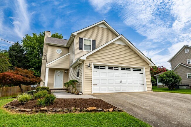 Building Photo - West Knoxville 37922 - Freshly painted and move-in ready, 3-bedroom, 2.5-bath home - Contact Matt...