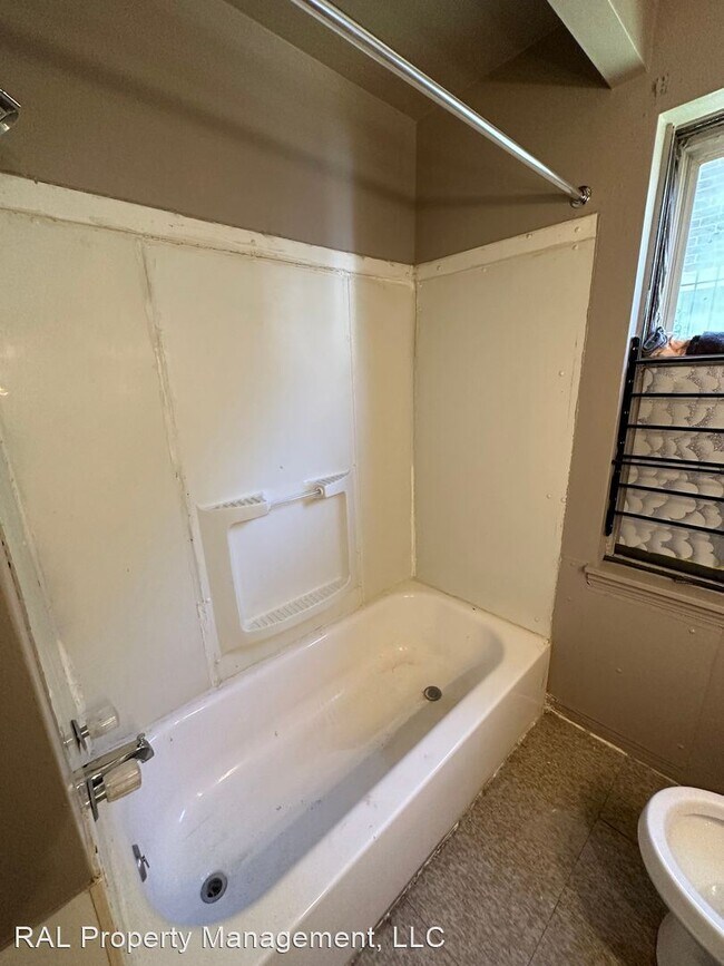 Building Photo - 2 br, 1 bath House - 15507 Westview Ave