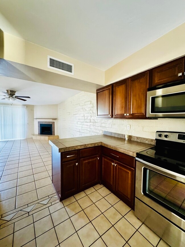 Foto del edificio - FOR RENT