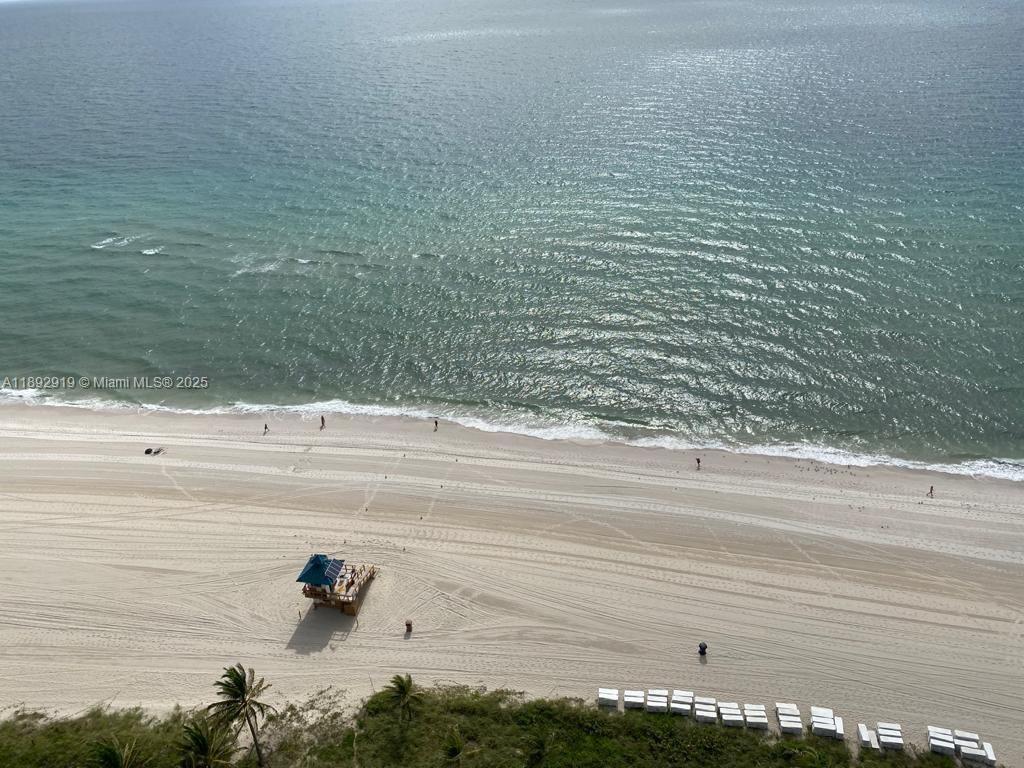 Foto principal - 18201 Collins Ave