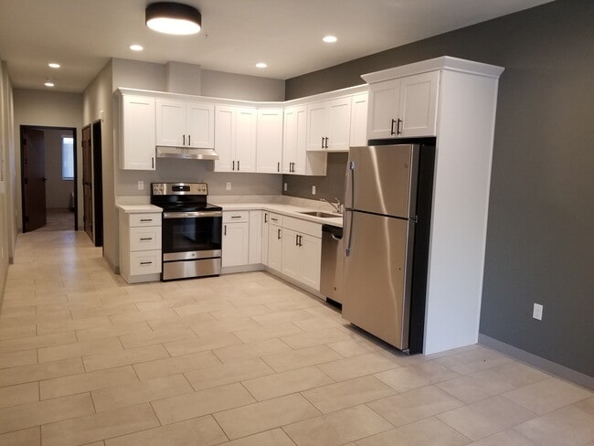 Large Kitchen - 239 4th St