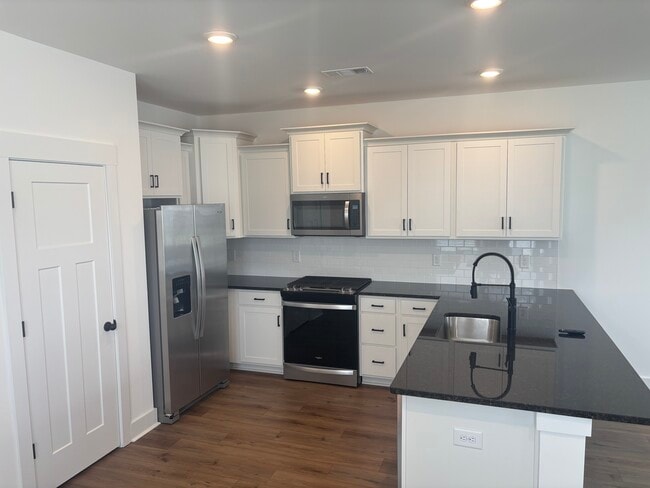 Building Photo - 484 Ml Pk Wy