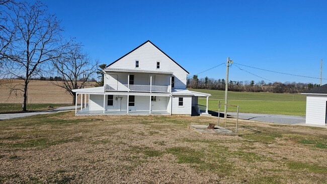 Foto del edificio - Country Living in This 4 Bedroom Farmhouse!