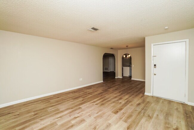 Building Photo - 8701 Forest Lake Dr