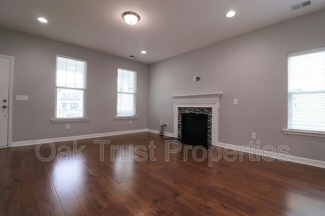 Building Photo - 214 Center Hill Ct