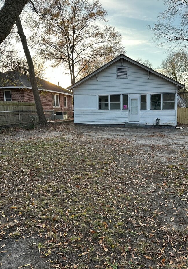 Building Photo - 617 Pender St