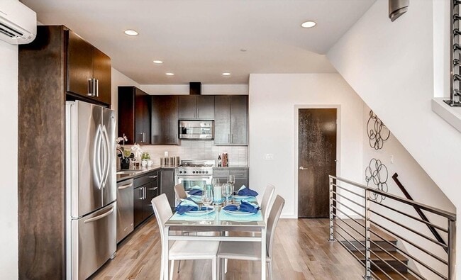 Building Photo - Ballard Townhouse